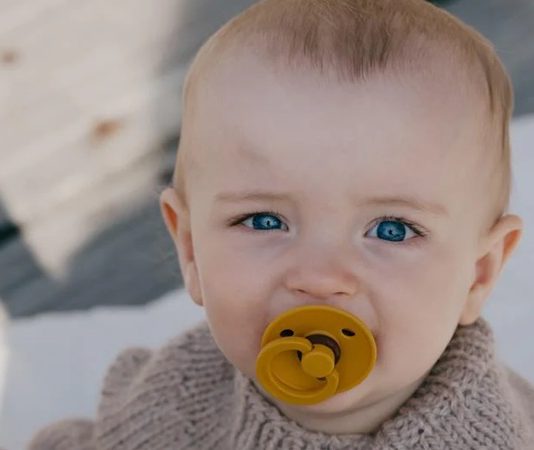 Bebeklerin ilk aylarından itibaren kullandığı ürünler arasında önemli bir yere sahip olan bebek emzikleri, doğru seçildiğinde hem bebeğin sakinleşmesine yardımcı oluyor hem de ebeveynlerin günlük bakım sürecini kolaylaştırıyor. Ancak uzmanlar, emzik seçiminde yalnızca tasarım ya da fiyatın değil, ürünün üretildiği malzeme, hijyen özellikleri ve güvenlik standartlarının da dikkatle değerlendirilmesi gerektiğini vurguluyor. Son yıllarda bebek ürünleri sektöründe yaşanan gelişmeler sayesinde daha sağlıklı ve ergonomik tasarımlar öne çıkarken, ailelerin bilinçli alışveriş alışkanlıkları da giderek artıyor. Konulu bir haber görseli.