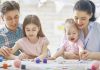 Bebek Gelişiminde Aile İçi Oyunların Katkısı Bebeklik dönemi, öğrenmenin en hızlı gerçekleştiği ve temel gelişim becerilerinin şekillendiği önemli bir yaşam evresi olarak kabul ediliyor. Bu dönemde ebeveynlerin bebekleriyle kurduğu iletişim kadar birlikte oynanan oyunlar da gelişim üzerinde önemli bir rol üstleniyor. Uzmanlar, aile içinde geçirilen oyun zamanlarının yalnızca eğlence amacı taşımadığını, aynı zamanda bebeğin fiziksel, zihinsel ve duygusal gelişimine katkı sağladığını belirtiyor. Özellikle aile içi oyunlar, bebeğin çevresini keşfetmesini kolaylaştırırken güven duygusunun gelişmesine de destek oluyor. Konulu bir haber görseli.