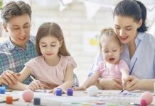 Bebek Gelişiminde Aile İçi Oyunların Katkısı Bebeklik dönemi, öğrenmenin en hızlı gerçekleştiği ve temel gelişim becerilerinin şekillendiği önemli bir yaşam evresi olarak kabul ediliyor. Bu dönemde ebeveynlerin bebekleriyle kurduğu iletişim kadar birlikte oynanan oyunlar da gelişim üzerinde önemli bir rol üstleniyor. Uzmanlar, aile içinde geçirilen oyun zamanlarının yalnızca eğlence amacı taşımadığını, aynı zamanda bebeğin fiziksel, zihinsel ve duygusal gelişimine katkı sağladığını belirtiyor. Özellikle aile içi oyunlar, bebeğin çevresini keşfetmesini kolaylaştırırken güven duygusunun gelişmesine de destek oluyor. Konulu bir haber görseli.