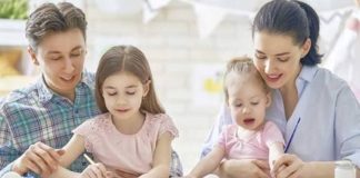 Bebek Gelişiminde Aile İçi Oyunların Katkısı Bebeklik dönemi, öğrenmenin en hızlı gerçekleştiği ve temel gelişim becerilerinin şekillendiği önemli bir yaşam evresi olarak kabul ediliyor. Bu dönemde ebeveynlerin bebekleriyle kurduğu iletişim kadar birlikte oynanan oyunlar da gelişim üzerinde önemli bir rol üstleniyor. Uzmanlar, aile içinde geçirilen oyun zamanlarının yalnızca eğlence amacı taşımadığını, aynı zamanda bebeğin fiziksel, zihinsel ve duygusal gelişimine katkı sağladığını belirtiyor. Özellikle aile içi oyunlar, bebeğin çevresini keşfetmesini kolaylaştırırken güven duygusunun gelişmesine de destek oluyor. Konulu bir haber görseli.