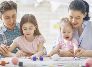 Bebek Gelişiminde Aile İçi Oyunların Katkısı Bebeklik dönemi, öğrenmenin en hızlı gerçekleştiği ve temel gelişim becerilerinin şekillendiği önemli bir yaşam evresi olarak kabul ediliyor. Bu dönemde ebeveynlerin bebekleriyle kurduğu iletişim kadar birlikte oynanan oyunlar da gelişim üzerinde önemli bir rol üstleniyor. Uzmanlar, aile içinde geçirilen oyun zamanlarının yalnızca eğlence amacı taşımadığını, aynı zamanda bebeğin fiziksel, zihinsel ve duygusal gelişimine katkı sağladığını belirtiyor. Özellikle aile içi oyunlar, bebeğin çevresini keşfetmesini kolaylaştırırken güven duygusunun gelişmesine de destek oluyor. Konulu bir haber görseli.