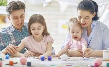 Bebek Gelişiminde Aile İçi Oyunların Katkısı Bebeklik dönemi, öğrenmenin en hızlı gerçekleştiği ve temel gelişim becerilerinin şekillendiği önemli bir yaşam evresi olarak kabul ediliyor. Bu dönemde ebeveynlerin bebekleriyle kurduğu iletişim kadar birlikte oynanan oyunlar da gelişim üzerinde önemli bir rol üstleniyor. Uzmanlar, aile içinde geçirilen oyun zamanlarının yalnızca eğlence amacı taşımadığını, aynı zamanda bebeğin fiziksel, zihinsel ve duygusal gelişimine katkı sağladığını belirtiyor. Özellikle aile içi oyunlar, bebeğin çevresini keşfetmesini kolaylaştırırken güven duygusunun gelişmesine de destek oluyor. Konulu bir haber görseli.