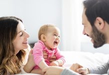 Bebeklik dönemi, bireyin fiziksel, zihinsel, duygusal ve sosyal gelişiminin en hızlı gerçekleştiği yaşam evresidir. Bu süreçte aile ile kurulan iletişim, bebeğin gelecekteki karakter yapısından öğrenme becerilerine kadar birçok alanı doğrudan etkiler. Uzmanlar, sağlıklı bir bebek gelişimi için ebeveynlerin kurduğu sevgi temelli iletişimin büyük önem taşıdığını belirtiyor. Özellikle ilk yıllarda bebeğin ihtiyaçlarına duyarlı yaklaşılması, güven duygusunun oluşmasını sağlarken aynı zamanda sağlıklı bireylerin yetişmesine de katkıda bulunuyor. Konulu bir haber görseli.