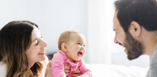Bebeklik dönemi, bireyin fiziksel, zihinsel, duygusal ve sosyal gelişiminin en hızlı gerçekleştiği yaşam evresidir. Bu süreçte aile ile kurulan iletişim, bebeğin gelecekteki karakter yapısından öğrenme becerilerine kadar birçok alanı doğrudan etkiler. Uzmanlar, sağlıklı bir bebek gelişimi için ebeveynlerin kurduğu sevgi temelli iletişimin büyük önem taşıdığını belirtiyor. Özellikle ilk yıllarda bebeğin ihtiyaçlarına duyarlı yaklaşılması, güven duygusunun oluşmasını sağlarken aynı zamanda sağlıklı bireylerin yetişmesine de katkıda bulunuyor. Konulu bir haber görseli.