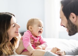 Bebek Gelişiminde Aile İletişiminin Rolü Bebeklik dönemi, bireyin fiziksel, zihinsel, duygusal ve sosyal gelişiminin en hızlı gerçekleştiği yaşam evresidir. Bu süreçte aile ile kurulan iletişim, bebeğin gelecekteki karakter yapısından öğrenme becerilerine kadar birçok alanı doğrudan etkiler. Uzmanlar, sağlıklı bir bebek gelişimi için ebeveynlerin kurduğu sevgi temelli iletişimin büyük önem taşıdığını belirtiyor. Özellikle ilk yıllarda bebeğin ihtiyaçlarına duyarlı yaklaşılması, güven duygusunun oluşmasını sağlarken aynı zamanda sağlıklı bireylerin yetişmesine de katkıda bulunuyor. Konulu bir haber görseli.