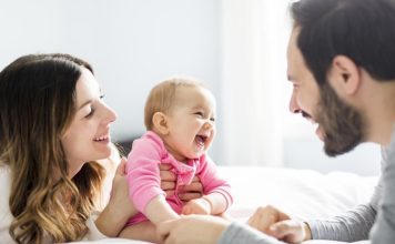 Bebeklik dönemi, bireyin fiziksel, zihinsel, duygusal ve sosyal gelişiminin en hızlı gerçekleştiği yaşam evresidir. Bu süreçte aile ile kurulan iletişim, bebeğin gelecekteki karakter yapısından öğrenme becerilerine kadar birçok alanı doğrudan etkiler. Uzmanlar, sağlıklı bir bebek gelişimi için ebeveynlerin kurduğu sevgi temelli iletişimin büyük önem taşıdığını belirtiyor. Özellikle ilk yıllarda bebeğin ihtiyaçlarına duyarlı yaklaşılması, güven duygusunun oluşmasını sağlarken aynı zamanda sağlıklı bireylerin yetişmesine de katkıda bulunuyor. Konulu bir haber görseli.