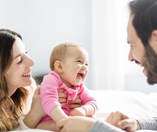 Bebek Gelişiminde Aile İletişiminin Rolü Bebeklik dönemi, bireyin fiziksel, zihinsel, duygusal ve sosyal gelişiminin en hızlı gerçekleştiği yaşam evresidir. Bu süreçte aile ile kurulan iletişim, bebeğin gelecekteki karakter yapısından öğrenme becerilerine kadar birçok alanı doğrudan etkiler. Uzmanlar, sağlıklı bir bebek gelişimi için ebeveynlerin kurduğu sevgi temelli iletişimin büyük önem taşıdığını belirtiyor. Özellikle ilk yıllarda bebeğin ihtiyaçlarına duyarlı yaklaşılması, güven duygusunun oluşmasını sağlarken aynı zamanda sağlıklı bireylerin yetişmesine de katkıda bulunuyor. Konulu bir haber görseli.