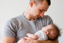 Bebeklerin sağlıklı büyüme süreci yalnızca fiziksel ihtiyaçlarının karşılanmasıyla sınırlı değildir. Duygusal, sosyal, zihinsel ve dil gelişimi de yaşamın ilk yıllarında büyük önem taşır. Uzmanlar, bu süreçte yalnızca annenin değil babanın da aktif rol almasının çocukların gelişimini olumlu yönde etkilediğini vurguluyor. Bebek gelişimi, baba katılımı ve aile içindeki güçlü iletişim, çocuğun kendisini güvende hissetmesini sağlayan en önemli unsurlar arasında yer alıyor. Konulu bir haber görseli.