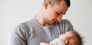 Bebek Gelişiminde Baba Katılımının Önemi Bebeklerin sağlıklı büyüme süreci yalnızca fiziksel ihtiyaçlarının karşılanmasıyla sınırlı değildir. Duygusal, sosyal, zihinsel ve dil gelişimi de yaşamın ilk yıllarında büyük önem taşır. Uzmanlar, bu süreçte yalnızca annenin değil babanın da aktif rol almasının çocukların gelişimini olumlu yönde etkilediğini vurguluyor. Bebek gelişimi, baba katılımı ve aile içindeki güçlü iletişim, çocuğun kendisini güvende hissetmesini sağlayan en önemli unsurlar arasında yer alıyor. Konulu bir haber görseli.