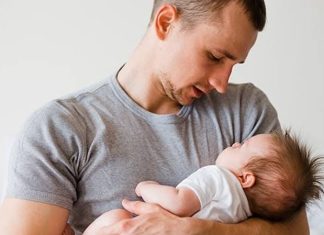Bebek Gelişiminde Baba Katılımının Önemi Bebeklerin sağlıklı büyüme süreci yalnızca fiziksel ihtiyaçlarının karşılanmasıyla sınırlı değildir. Duygusal, sosyal, zihinsel ve dil gelişimi de yaşamın ilk yıllarında büyük önem taşır. Uzmanlar, bu süreçte yalnızca annenin değil babanın da aktif rol almasının çocukların gelişimini olumlu yönde etkilediğini vurguluyor. Bebek gelişimi, baba katılımı ve aile içindeki güçlü iletişim, çocuğun kendisini güvende hissetmesini sağlayan en önemli unsurlar arasında yer alıyor. Konulu bir haber görseli.