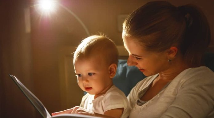Bebek Gelişiminde Dil Becerilerini Destekleyen Yöntemler Bebeklik dönemi, beynin en hızlı geliştiği ve öğrenme kapasitesinin en yüksek olduğu yaşam evrelerinden biridir. Bu süreçte kazanılan iletişim alışkanlıkları, ilerleyen yıllarda konuşma, anlama, okuma ve yazma becerilerinin temelini oluşturur. Uzmanlar, dil becerileri gelişiminin yalnızca bebeğin konuşmaya başladığı dönemde değil, doğumdan itibaren desteklenmesi gerektiğini vurguluyor. Günlük yaşam içerisinde gerçekleştirilen küçük ama düzenli uygulamalar, bebeğin kelime hazinesini genişletirken iletişim kurma isteğini de artırabiliyor. Konulu bir haber görseli.