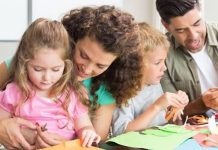 Bebek Gelişiminde Düzenli Aile Aktiviteleri Bebeklerin gelişim sürecinde fiziksel ihtiyaçların karşılanması kadar duygusal destek, iletişim ve aile ile geçirilen kaliteli zaman da büyük önem taşıyor. Uzmanlar, erken çocukluk döneminde düzenli olarak gerçekleştirilen aile aktivitelerinin bebeğin zihinsel, sosyal ve duygusal gelişimine olumlu katkılar sağladığını belirtiyor. Günlük yaşam içerisinde oluşturulan küçük rutinler, bebeğin kendisini güvende hissetmesine ve çevresiyle daha güçlü bağlar kurmasına yardımcı olabiliyor. Konulu bir haber görseli.