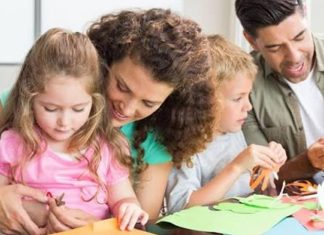 Bebek Gelişiminde Düzenli Aile Aktiviteleri Bebeklerin gelişim sürecinde fiziksel ihtiyaçların karşılanması kadar duygusal destek, iletişim ve aile ile geçirilen kaliteli zaman da büyük önem taşıyor. Uzmanlar, erken çocukluk döneminde düzenli olarak gerçekleştirilen aile aktivitelerinin bebeğin zihinsel, sosyal ve duygusal gelişimine olumlu katkılar sağladığını belirtiyor. Günlük yaşam içerisinde oluşturulan küçük rutinler, bebeğin kendisini güvende hissetmesine ve çevresiyle daha güçlü bağlar kurmasına yardımcı olabiliyor. Konulu bir haber görseli.