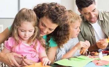 Bebek Gelişiminde Düzenli Aile Aktiviteleri Bebeklerin gelişim sürecinde fiziksel ihtiyaçların karşılanması kadar duygusal destek, iletişim ve aile ile geçirilen kaliteli zaman da büyük önem taşıyor. Uzmanlar, erken çocukluk döneminde düzenli olarak gerçekleştirilen aile aktivitelerinin bebeğin zihinsel, sosyal ve duygusal gelişimine olumlu katkılar sağladığını belirtiyor. Günlük yaşam içerisinde oluşturulan küçük rutinler, bebeğin kendisini güvende hissetmesine ve çevresiyle daha güçlü bağlar kurmasına yardımcı olabiliyor. Konulu bir haber görseli.