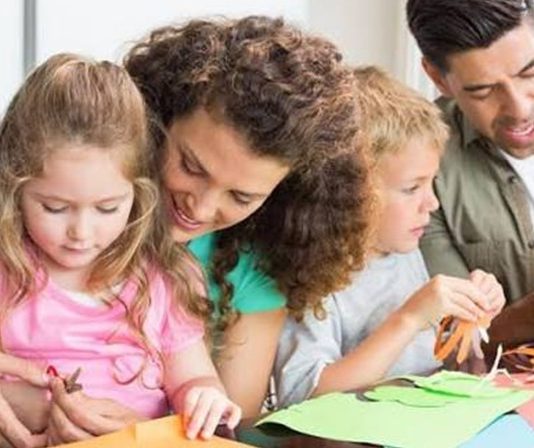 Bebeklerin gelişim sürecinde fiziksel ihtiyaçların karşılanması kadar duygusal destek, iletişim ve aile ile geçirilen kaliteli zaman da büyük önem taşıyor. Uzmanlar, erken çocukluk döneminde düzenli olarak gerçekleştirilen aile aktivitelerinin bebeğin zihinsel, sosyal ve duygusal gelişimine olumlu katkılar sağladığını belirtiyor. Günlük yaşam içerisinde oluşturulan küçük rutinler, bebeğin kendisini güvende hissetmesine ve çevresiyle daha güçlü bağlar kurmasına yardımcı olabiliyor. Konulu bir haber görseli.