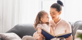 Bebek Gelişiminde Erken İletişim Becerileri Bebeklik dönemi, bireyin yaşamı boyunca kullanacağı iletişim becerilerinin temelinin atıldığı en önemli gelişim evrelerinden biri olarak kabul ediliyor. Doğumdan itibaren kurulan göz teması, mimikler, sesler ve dokunma yoluyla gerçekleşen etkileşimler, bebeğin çevresiyle bağ kurmasını sağlıyor. Uzmanlara göre bebek gelişimi sürecinde erken iletişim becerilerinin desteklenmesi, yalnızca dil gelişimini değil aynı zamanda sosyal, duygusal ve bilişsel gelişimi de olumlu yönde etkiliyor. Konulu bir haber görseli.