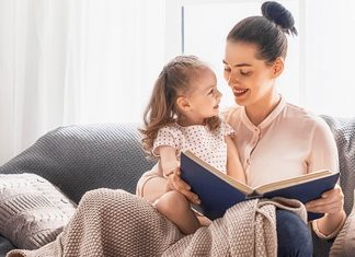 Bebek Gelişiminde Erken İletişim Becerileri Bebeklik dönemi, bireyin yaşamı boyunca kullanacağı iletişim becerilerinin temelinin atıldığı en önemli gelişim evrelerinden biri olarak kabul ediliyor. Doğumdan itibaren kurulan göz teması, mimikler, sesler ve dokunma yoluyla gerçekleşen etkileşimler, bebeğin çevresiyle bağ kurmasını sağlıyor. Uzmanlara göre bebek gelişimi sürecinde erken iletişim becerilerinin desteklenmesi, yalnızca dil gelişimini değil aynı zamanda sosyal, duygusal ve bilişsel gelişimi de olumlu yönde etkiliyor. Konulu bir haber görseli.