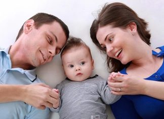 Bebek Gelişiminde Kaliteli Zamanın Önemi Bebeklik dönemi, fiziksel, zihinsel ve duygusal gelişimin en hızlı yaşandığı yaşam evrelerinden biri olarak kabul ediliyor. Bu süreçte ebeveynlerin bebekleriyle geçirdiği zamanın niteliği, gelişim üzerinde önemli bir etkiye sahip oluyor. Uzmanlara göre yalnızca aynı ortamda bulunmak değil, bebeğin ihtiyaçlarına odaklanarak onunla iletişim kurmak, oyun oynamak ve birlikte vakit geçirmek kaliteli zaman anlayışının temelini oluşturuyor. Bu yaklaşım, bebeğin kendini güvende hissetmesini sağlarken öğrenme becerilerinin de gelişmesine katkı sunuyor. Konulu bir haber görseli.
