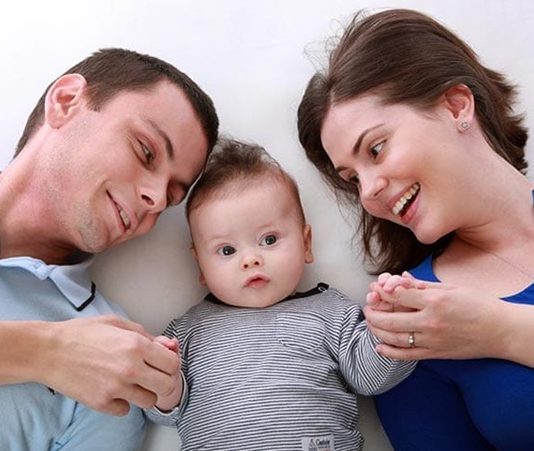 Bebek Gelişiminde Kaliteli Zamanın Önemi Bebeklik dönemi, fiziksel, zihinsel ve duygusal gelişimin en hızlı yaşandığı yaşam evrelerinden biri olarak kabul ediliyor. Bu süreçte ebeveynlerin bebekleriyle geçirdiği zamanın niteliği, gelişim üzerinde önemli bir etkiye sahip oluyor. Uzmanlara göre yalnızca aynı ortamda bulunmak değil, bebeğin ihtiyaçlarına odaklanarak onunla iletişim kurmak, oyun oynamak ve birlikte vakit geçirmek kaliteli zaman anlayışının temelini oluşturuyor. Bu yaklaşım, bebeğin kendini güvende hissetmesini sağlarken öğrenme becerilerinin de gelişmesine katkı sunuyor. Konulu bir haber görseli.