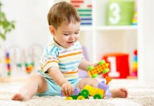 Bebek Gelişiminde Oyun Temelli Eğitim Bebeklerin dünyayı keşfetme süreci doğdukları ilk andan itibaren başlar. Çevrelerini gözlemleyen, sesleri dinleyen, nesnelere dokunan ve hareket etmeye çalışan bebekler, aslında her gün yeni bilgiler öğrenmektedir. Bu öğrenme sürecinin en doğal ve etkili yollarından biri ise oyun temelli eğitim anlayışıdır. Oyun, yalnızca eğlenceli vakit geçirilen bir etkinlik değil, aynı zamanda zihinsel, fiziksel, sosyal ve duygusal gelişimi destekleyen önemli bir öğrenme aracıdır. Konulu bir haber görseli.