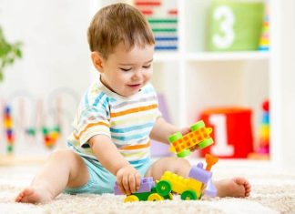 Bebek Gelişiminde Oyun Temelli Eğitim Bebeklerin dünyayı keşfetme süreci doğdukları ilk andan itibaren başlar. Çevrelerini gözlemleyen, sesleri dinleyen, nesnelere dokunan ve hareket etmeye çalışan bebekler, aslında her gün yeni bilgiler öğrenmektedir. Bu öğrenme sürecinin en doğal ve etkili yollarından biri ise oyun temelli eğitim anlayışıdır. Oyun, yalnızca eğlenceli vakit geçirilen bir etkinlik değil, aynı zamanda zihinsel, fiziksel, sosyal ve duygusal gelişimi destekleyen önemli bir öğrenme aracıdır. Konulu bir haber görseli.