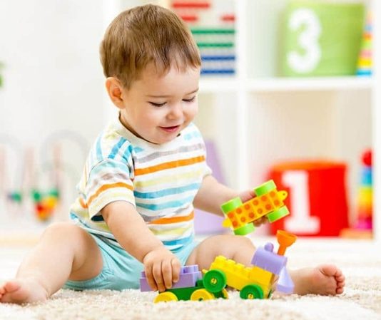 Bebek Gelişiminde Oyun Temelli Eğitim Bebeklerin dünyayı keşfetme süreci doğdukları ilk andan itibaren başlar. Çevrelerini gözlemleyen, sesleri dinleyen, nesnelere dokunan ve hareket etmeye çalışan bebekler, aslında her gün yeni bilgiler öğrenmektedir. Bu öğrenme sürecinin en doğal ve etkili yollarından biri ise oyun temelli eğitim anlayışıdır. Oyun, yalnızca eğlenceli vakit geçirilen bir etkinlik değil, aynı zamanda zihinsel, fiziksel, sosyal ve duygusal gelişimi destekleyen önemli bir öğrenme aracıdır. Konulu bir haber görseli.