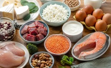 Bebek Gelişiminde Protein Tüketiminin Önemi Bebeklerin sağlıklı büyüme sürecinde dengeli ve yeterli beslenme büyük önem taşımaktadır. Yaşamın ilk yıllarında vücut hızla gelişirken kaslar, kemikler, organlar ve bağışıklık sistemi de aynı hızla olgunlaşmaktadır. Bu gelişim sürecinde protein tüketimi, büyümenin temel yapı taşlarından biri olarak öne çıkmaktadır. Hücrelerin yenilenmesi, yeni dokuların oluşması ve vücudun ihtiyaç duyduğu birçok biyolojik sürecin sağlıklı şekilde ilerlemesi için protein önemli bir besin öğesidir. Konulu bir haber görseli.