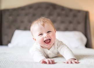 Bebek Gelişiminde Sağlıklı Kilo Takibi Bebeklik dönemi, büyüme ve gelişmenin en hızlı gerçekleştiği yaşam evrelerinden biridir. Bu süreçte bebeğin fiziksel gelişiminin düzenli olarak takip edilmesi, sağlıklı büyüme açısından büyük önem taşır. Özellikle bebek gelişimi sürecinde kilo takibi, bebeğin yeterli besin alıp almadığını ve gelişim yolculuğunun doğru ilerleyip ilerlemediğini değerlendirmek için kullanılan önemli göstergelerden biridir. Konulu bir haber görseli.