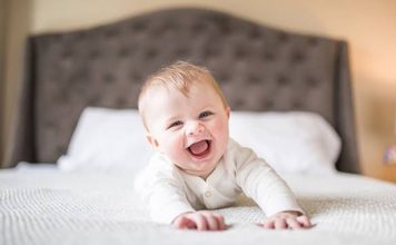 Bebek Gelişiminde Sağlıklı Kilo Takibi Bebeklik dönemi, büyüme ve gelişmenin en hızlı gerçekleştiği yaşam evrelerinden biridir. Bu süreçte bebeğin fiziksel gelişiminin düzenli olarak takip edilmesi, sağlıklı büyüme açısından büyük önem taşır. Özellikle bebek gelişimi sürecinde kilo takibi, bebeğin yeterli besin alıp almadığını ve gelişim yolculuğunun doğru ilerleyip ilerlemediğini değerlendirmek için kullanılan önemli göstergelerden biridir. Konulu bir haber görseli.