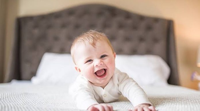 Bebek Gelişiminde Sağlıklı Kilo Takibi Bebeklik dönemi, büyüme ve gelişmenin en hızlı gerçekleştiği yaşam evrelerinden biridir. Bu süreçte bebeğin fiziksel gelişiminin düzenli olarak takip edilmesi, sağlıklı büyüme açısından büyük önem taşır. Özellikle bebek gelişimi sürecinde kilo takibi, bebeğin yeterli besin alıp almadığını ve gelişim yolculuğunun doğru ilerleyip ilerlemediğini değerlendirmek için kullanılan önemli göstergelerden biridir. Konulu bir haber görseli.