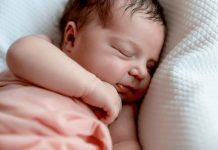 Bebek Gelişiminde Vitamin ve Mineral Desteği Bebek gelişimi, yaşamın ilk yıllarında hızlı bir değişim sürecinden geçmektedir. Bu dönemde alınan besinler, bebeğin fiziksel büyümesi, zihinsel gelişimi ve genel sağlık durumu üzerinde önemli bir rol oynamaktadır. Özellikle vitamin ve mineral desteği, bebeklerin ihtiyaç duyduğu temel besin öğelerinin karşılanmasında dikkat edilmesi gereken konular arasında yer almaktadır. Konulu bir haber görseli.