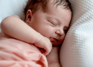 Bebek gelişimi, yaşamın ilk yıllarında hızlı bir değişim sürecinden geçmektedir. Bu dönemde alınan besinler, bebeğin fiziksel büyümesi, zihinsel gelişimi ve genel sağlık durumu üzerinde önemli bir rol oynamaktadır. Özellikle vitamin ve mineral desteği, bebeklerin ihtiyaç duyduğu temel besin öğelerinin karşılanmasında dikkat edilmesi gereken konular arasında yer almaktadır. Konulu bir haber görseli.
