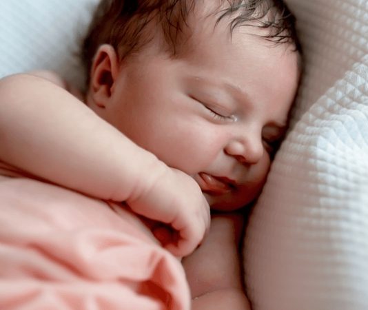 Bebek gelişimi, yaşamın ilk yıllarında hızlı bir değişim sürecinden geçmektedir. Bu dönemde alınan besinler, bebeğin fiziksel büyümesi, zihinsel gelişimi ve genel sağlık durumu üzerinde önemli bir rol oynamaktadır. Özellikle vitamin ve mineral desteği, bebeklerin ihtiyaç duyduğu temel besin öğelerinin karşılanmasında dikkat edilmesi gereken konular arasında yer almaktadır. Konulu bir haber görseli.