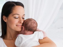 Bebek Güvenliğinde Biyometrik Teknolojilerin Kullanımı Teknolojinin hızla gelişmesiyle birlikte bebek bakımında kullanılan akıllı sistemler de her geçen gün daha gelişmiş özelliklerle donatılıyor. Özellikle biyometrik teknolojiler, bebeklerin güvenliğini artırmaya yönelik geliştirilen yeni nesil çözümler arasında dikkat çekiyor. Solunum takibi, kalp ritmi izleme, hareket analizi ve kişiye özel kimlik doğrulama gibi özellikler sunan bu sistemler, ebeveynlerin bebeklerini daha yakından takip edebilmesine yardımcı oluyor. Konulu bir haber görseli.