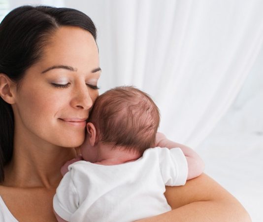 Teknolojinin hızla gelişmesiyle birlikte bebek bakımında kullanılan akıllı sistemler de her geçen gün daha gelişmiş özelliklerle donatılıyor. Özellikle biyometrik teknolojiler, bebeklerin güvenliğini artırmaya yönelik geliştirilen yeni nesil çözümler arasında dikkat çekiyor. Solunum takibi, kalp ritmi izleme, hareket analizi ve kişiye özel kimlik doğrulama gibi özellikler sunan bu sistemler, ebeveynlerin bebeklerini daha yakından takip edebilmesine yardımcı oluyor. Konulu bir haber görseli.