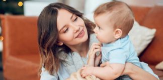 Teknolojinin hızla gelişmesiyle birlikte ebeveynlerin bebeklerini daha güvenli bir ortamda büyütmesine yardımcı olan dijital çözümler de yaygınlaşmaya devam ediyor. Özellikle dijital takip cihazları, bebeklerin uyku düzeninden oda sıcaklığına, hareketlerinden ses seviyesine kadar birçok farklı veriyi anlık olarak takip edebilme imkânı sunuyor. Bu gelişmeler, ailelerin hem ev içerisinde hem de farklı ortamlarda bebeklerini daha yakından izleyebilmesine katkı sağlıyor. Konulu bir haber görseli.