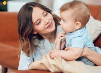 Bebek Güvenliğinde Dijital Takip Cihazları Teknolojinin hızla gelişmesiyle birlikte ebeveynlerin bebeklerini daha güvenli bir ortamda büyütmesine yardımcı olan dijital çözümler de yaygınlaşmaya devam ediyor. Özellikle dijital takip cihazları, bebeklerin uyku düzeninden oda sıcaklığına, hareketlerinden ses seviyesine kadar birçok farklı veriyi anlık olarak takip edebilme imkânı sunuyor. Bu gelişmeler, ailelerin hem ev içerisinde hem de farklı ortamlarda bebeklerini daha yakından izleyebilmesine katkı sağlıyor. Konulu bir haber görseli.