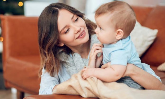 Bebek Güvenliğinde Dijital Takip Cihazları Teknolojinin hızla gelişmesiyle birlikte ebeveynlerin bebeklerini daha güvenli bir ortamda büyütmesine yardımcı olan dijital çözümler de yaygınlaşmaya devam ediyor. Özellikle dijital takip cihazları, bebeklerin uyku düzeninden oda sıcaklığına, hareketlerinden ses seviyesine kadar birçok farklı veriyi anlık olarak takip edebilme imkânı sunuyor. Bu gelişmeler, ailelerin hem ev içerisinde hem de farklı ortamlarda bebeklerini daha yakından izleyebilmesine katkı sağlıyor. Konulu bir haber görseli.
