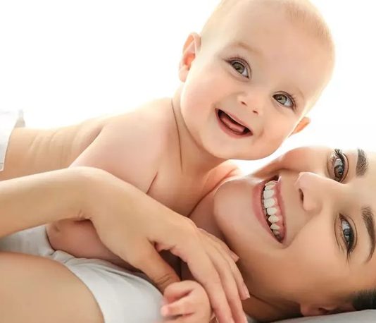 Bebek Güvenliğinde Kapı ve Pencere Sensörleri Ev ortamı, bebeklerin ilk yıllarında en fazla zaman geçirdiği alanların başında geliyor. Emekleme ve yürüme dönemine geçişle birlikte hareket kabiliyeti hızla artan bebekler, çevrelerini keşfetmeye başlıyor. Bu süreçte ailelerin alacağı güvenlik önlemleri büyük önem taşırken, teknolojik çözümler de ebeveynlerin işini kolaylaştırıyor. Son yıllarda yaygınlaşan kapı ve pencere sensörleri, ev güvenliğini artıran akıllı sistemler arasında öne çıkıyor. Açılma ve kapanma hareketlerini anlık olarak algılayan bu cihazlar, ebeveynlere olası riskler hakkında hızlı bildirim gönderebiliyor. Konulu bir haber görseli.