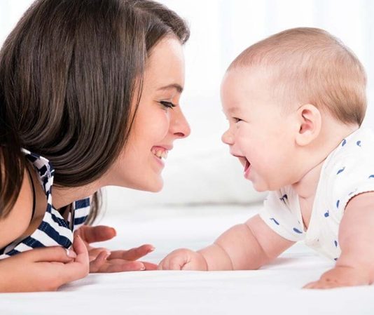 Bebek Güvenliğinde Siber Risklere Karşı Önlemler Dijital teknolojilerin hızla gelişmesiyle birlikte bebek bakımında kullanılan akıllı cihazların sayısı her geçen gün artıyor. İnternet bağlantısına sahip bebek monitörü, akıllı kameralar, mobil takip uygulamaları ve sensör sistemleri ebeveynlerin günlük yaşamını kolaylaştırırken, beraberinde yeni güvenlik risklerini de gündeme getiriyor. Özellikle siber güvenlik konusunda yeterli önlem alınmaması, ailelerin kişisel verilerinin ve ev ortamındaki dijital cihazların kötü niyetli kişilerin hedefi haline gelmesine neden olabiliyor. Konulu bir haber görseli.