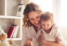 Bebek Güvenliğinde Yapay Zekâ Destekli Sistemler Bebek güvenliği konusunda geliştirilen teknolojiler, son yıllarda yapay zekâ uygulamalarının da katkısıyla önemli bir dönüşüm yaşamaya başladı. Geleneksel bebek izleme cihazlarının ötesine geçen yeni nesil sistemler, yalnızca görüntü veya ses aktarmakla kalmıyor, aynı zamanda elde edilen verileri analiz ederek ebeveynlere daha kapsamlı bilgiler sunabiliyor. Bu gelişmeler, bebek bakımında teknolojinin destekleyici rolünü güçlendirirken ailelerin günlük takip süreçlerini de daha pratik hale getiriyor. Konulu bir haber görseli.