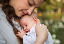 Bebek Güvenliğinde Yeni Nesil Alarm Sistemleri Teknolojinin hızla gelişmesiyle birlikte bebek bakımında kullanılan akıllı cihazlar da önemli ölçüde çeşitlenmeye başladı. Özellikle bebek güvenliği alanında geliştirilen yeni nesil alarm sistemleri, ebeveynlerin bebeklerini günün her saatinde daha yakından takip edebilmesine olanak tanıyor. Hareket algılama, ses analizi, ortam takibi ve mobil bildirim özellikleriyle donatılan bu sistemler, yalnızca evde değil uzaktan takip sırasında da ailelere önemli kolaylıklar sağlıyor. Gelişen sensör teknolojileri sayesinde alarm sistemleri artık yalnızca uyarı vermekle kalmıyor, aynı zamanda farklı risk senaryolarını analiz ederek daha bilinçli takip imkânı sunuyor. Konulu bir haber görseli.
