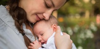 Bebek Güvenliğinde Yeni Nesil Alarm Sistemleri Teknolojinin hızla gelişmesiyle birlikte bebek bakımında kullanılan akıllı cihazlar da önemli ölçüde çeşitlenmeye başladı. Özellikle bebek güvenliği alanında geliştirilen yeni nesil alarm sistemleri, ebeveynlerin bebeklerini günün her saatinde daha yakından takip edebilmesine olanak tanıyor. Hareket algılama, ses analizi, ortam takibi ve mobil bildirim özellikleriyle donatılan bu sistemler, yalnızca evde değil uzaktan takip sırasında da ailelere önemli kolaylıklar sağlıyor. Gelişen sensör teknolojileri sayesinde alarm sistemleri artık yalnızca uyarı vermekle kalmıyor, aynı zamanda farklı risk senaryolarını analiz ederek daha bilinçli takip imkânı sunuyor. Konulu bir haber görseli.