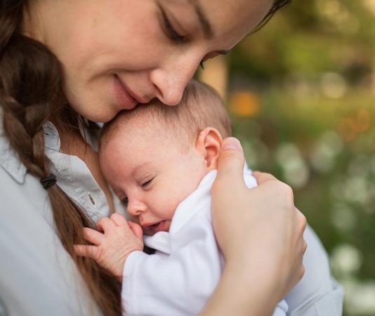 Bebek Güvenliğinde Yeni Nesil Alarm Sistemleri Teknolojinin hızla gelişmesiyle birlikte bebek bakımında kullanılan akıllı cihazlar da önemli ölçüde çeşitlenmeye başladı. Özellikle bebek güvenliği alanında geliştirilen yeni nesil alarm sistemleri, ebeveynlerin bebeklerini günün her saatinde daha yakından takip edebilmesine olanak tanıyor. Hareket algılama, ses analizi, ortam takibi ve mobil bildirim özellikleriyle donatılan bu sistemler, yalnızca evde değil uzaktan takip sırasında da ailelere önemli kolaylıklar sağlıyor. Gelişen sensör teknolojileri sayesinde alarm sistemleri artık yalnızca uyarı vermekle kalmıyor, aynı zamanda farklı risk senaryolarını analiz ederek daha bilinçli takip imkânı sunuyor. Konulu bir haber görseli.
