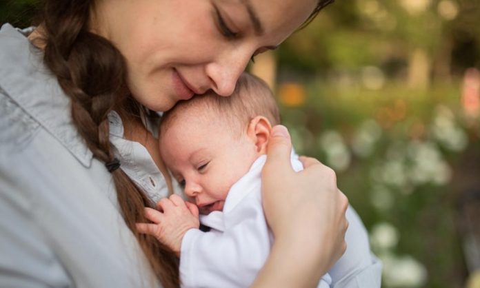Bebek Güvenliğinde Yeni Nesil Alarm Sistemleri Teknolojinin hızla gelişmesiyle birlikte bebek bakımında kullanılan akıllı cihazlar da önemli ölçüde çeşitlenmeye başladı. Özellikle bebek güvenliği alanında geliştirilen yeni nesil alarm sistemleri, ebeveynlerin bebeklerini günün her saatinde daha yakından takip edebilmesine olanak tanıyor. Hareket algılama, ses analizi, ortam takibi ve mobil bildirim özellikleriyle donatılan bu sistemler, yalnızca evde değil uzaktan takip sırasında da ailelere önemli kolaylıklar sağlıyor. Gelişen sensör teknolojileri sayesinde alarm sistemleri artık yalnızca uyarı vermekle kalmıyor, aynı zamanda farklı risk senaryolarını analiz ederek daha bilinçli takip imkânı sunuyor. Konulu bir haber görseli.