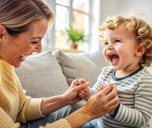 Bebek Kameralarında Veri Güvenliği Nasıl Sağlanır? Günümüzde akıllı teknolojilerin gelişmesiyle birlikte bebek kamerası sistemleri, ebeveynlerin en çok tercih ettiği güvenlik ürünleri arasında yer alıyor. İnternet bağlantısıyla çalışan yeni nesil kameralar sayesinde aileler evde olmasalar bile bebeklerini akıllı telefon, tablet veya bilgisayar üzerinden anlık olarak takip edebiliyor. Bu teknolojik kolaylık, ebeveynlere büyük bir konfor sağlarken aynı zamanda veri güvenliği konusunu da gündemin önemli başlıklarından biri haline getiriyor. Konulu bir haber görseli.