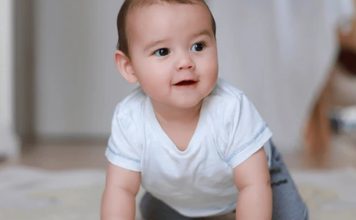 Bebek Kıyafetlerinde Organik Kumaşların Önemi Bebeklerin cilt yapısı yetişkinlere göre çok daha hassas olduğu için kullanılan kıyafetlerin kumaş yapısı büyük önem taşıyor. Son yıllarda ebeveynlerin organik kumaş tercihine yönelmesi, hem sağlık hem de çevre bilincinin artmasıyla birlikte dikkat çeken bir gelişme olarak öne çıkıyor. Özellikle bebek kıyafetleri üretiminde kimyasal işlem görmemiş doğal liflerin kullanılması, bebeklerin cilt sağlığını korurken aynı zamanda uzun ömürlü ve güvenli ürünlerin yaygınlaşmasına katkı sağlıyor. Konulu bir haber görseli.