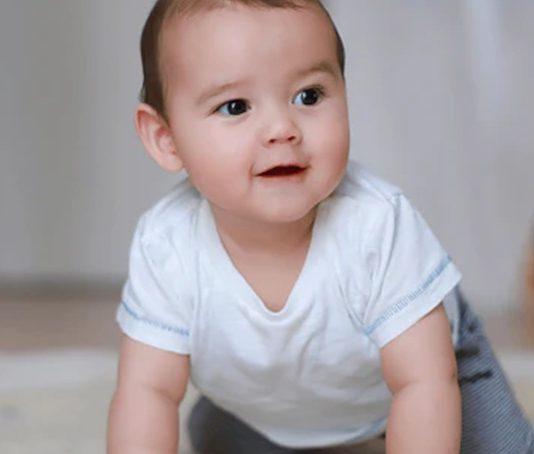 Bebek Kıyafetlerinde Organik Kumaşların Önemi Bebeklerin cilt yapısı yetişkinlere göre çok daha hassas olduğu için kullanılan kıyafetlerin kumaş yapısı büyük önem taşıyor. Son yıllarda ebeveynlerin organik kumaş tercihine yönelmesi, hem sağlık hem de çevre bilincinin artmasıyla birlikte dikkat çeken bir gelişme olarak öne çıkıyor. Özellikle bebek kıyafetleri üretiminde kimyasal işlem görmemiş doğal liflerin kullanılması, bebeklerin cilt sağlığını korurken aynı zamanda uzun ömürlü ve güvenli ürünlerin yaygınlaşmasına katkı sağlıyor. Konulu bir haber görseli.
