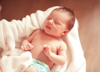 Bebek Kozmetik Ürünlerinde Doğal İçerikler Bebeklerin cildi yetişkinlere göre çok daha ince, hassas ve dış etkenlere karşı daha savunmasız bir yapıya sahip olduğu için kullanılan kozmetik ürünlerinin içeriği büyük önem taşıyor. Son yıllarda ebeveynlerin bilinçlenmesiyle birlikte bebek kozmetik ürünleri tercih edilirken doğal içeriklere sahip ürünlere olan ilgi hızla artıyor. Kimyasal madde oranı düşük, bitkisel özlerle geliştirilen ve dermatolojik testlerden geçirilen ürünler hem güvenli kullanım sunuyor hem de bebeğin cilt sağlığının korunmasına katkı sağlıyor. Konulu bir haber görseli.