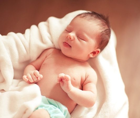 Bebek Kozmetik Ürünlerinde Doğal İçerikler Bebeklerin cildi yetişkinlere göre çok daha ince, hassas ve dış etkenlere karşı daha savunmasız bir yapıya sahip olduğu için kullanılan kozmetik ürünlerinin içeriği büyük önem taşıyor. Son yıllarda ebeveynlerin bilinçlenmesiyle birlikte bebek kozmetik ürünleri tercih edilirken doğal içeriklere sahip ürünlere olan ilgi hızla artıyor. Kimyasal madde oranı düşük, bitkisel özlerle geliştirilen ve dermatolojik testlerden geçirilen ürünler hem güvenli kullanım sunuyor hem de bebeğin cilt sağlığının korunmasına katkı sağlıyor. Konulu bir haber görseli.